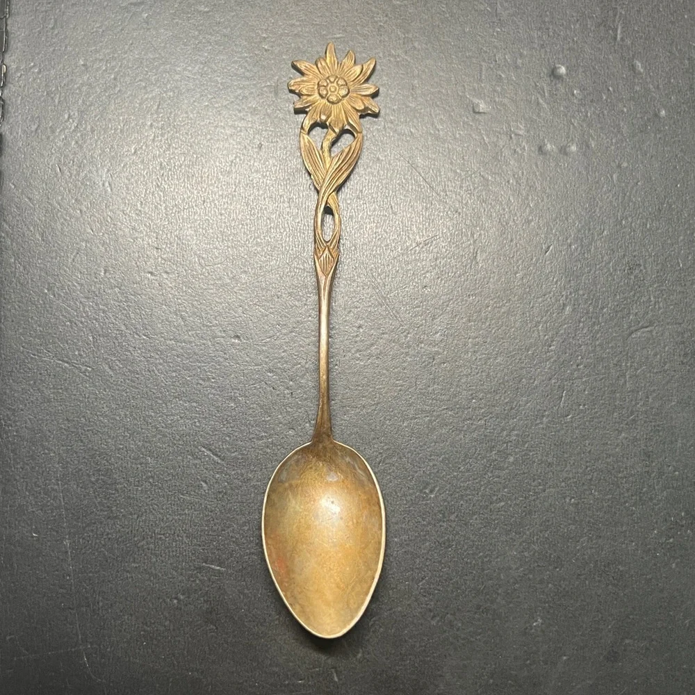 1 vintage collectible souvenir spoon featuring an Edelweiss flower finial